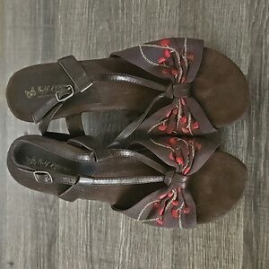 Self Esteem brown wedges with cherry 🍒 print size 9.5